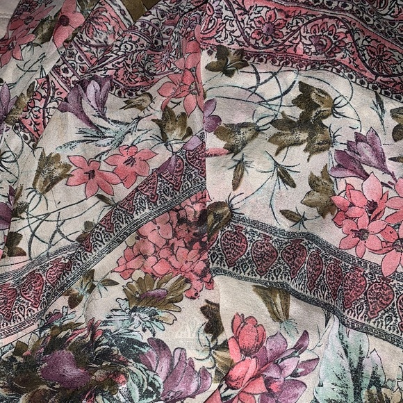 Gorgeous Scarf 💐 - Picture 2 of 5